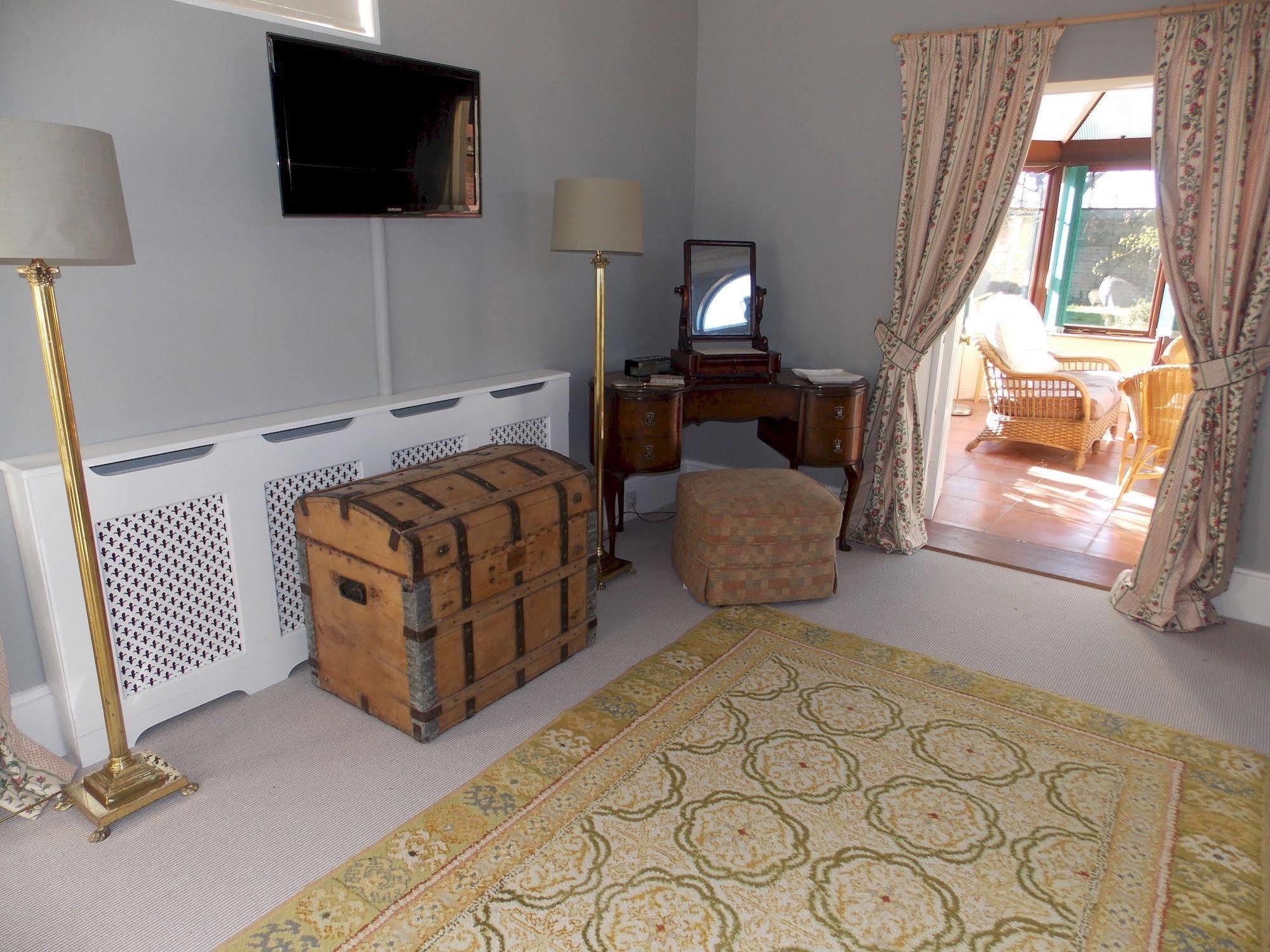 Rectory Manor Guest House Лавенем Екстериор снимка